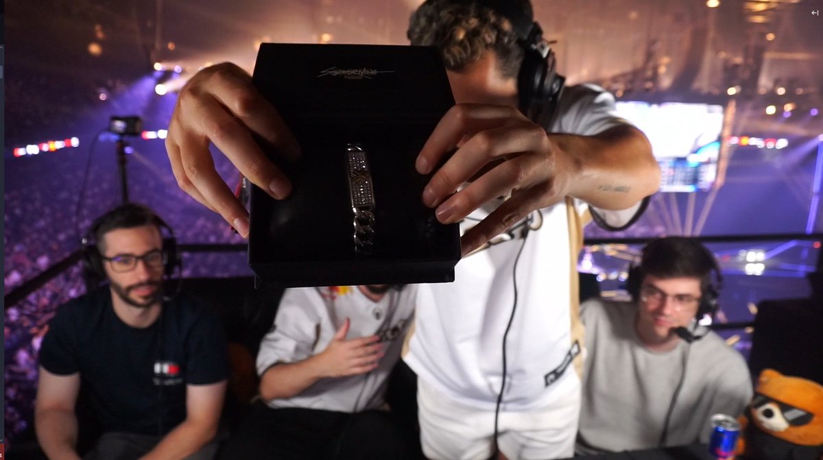 Este es el "trofeo" del MVP de la #VALORANTChampions un brazalete con diamantes reales. 🤯🤯🤯