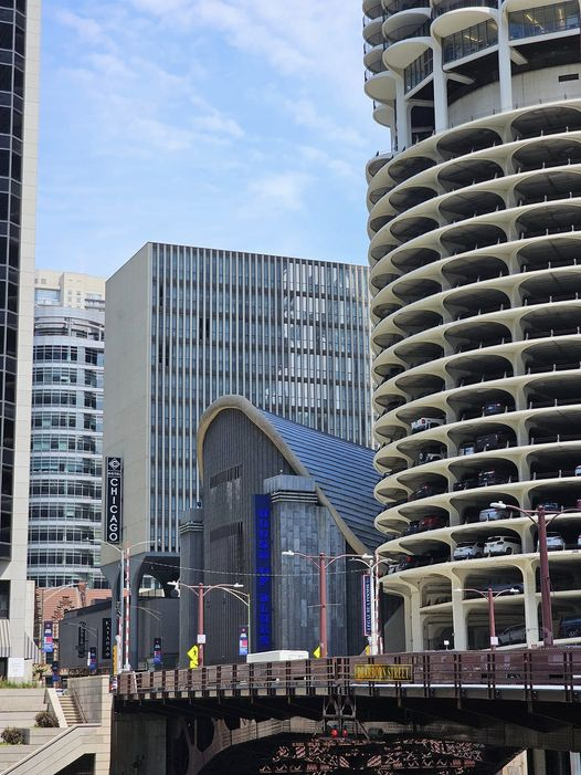 SafiChoudary's tweet photo. Beautiful view.. Street Bridge and Wacker Drive. in the background Marina Towers and Chicago House of Blues.
#Chicago #WackerDrive #MarinaTower #USA https://t.co/Y1bZB203nZ