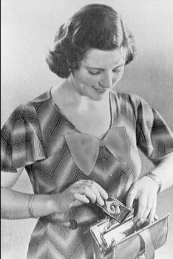 エンサインミゼット(デジタル改)でも撮影してみました。1938年のカメラにしては良く写ります。元々パンフォーカスのカメラなので慎重に蛇腹部分を調整したらピントは合います、今日は残念ながら外付け電子ファインダーを忘れたので炎天下の液晶だと難しい。 