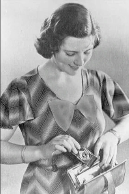 エンサインミゼット(デジタル改)でも撮影してみました。1938年のカメラにしては良く写ります。元々パンフォーカスのカメラなので慎重に蛇腹部分を調整したらピントは合います、今日は残念ながら外付け電子ファインダーを忘れたので炎天下の液晶だと難しい。 