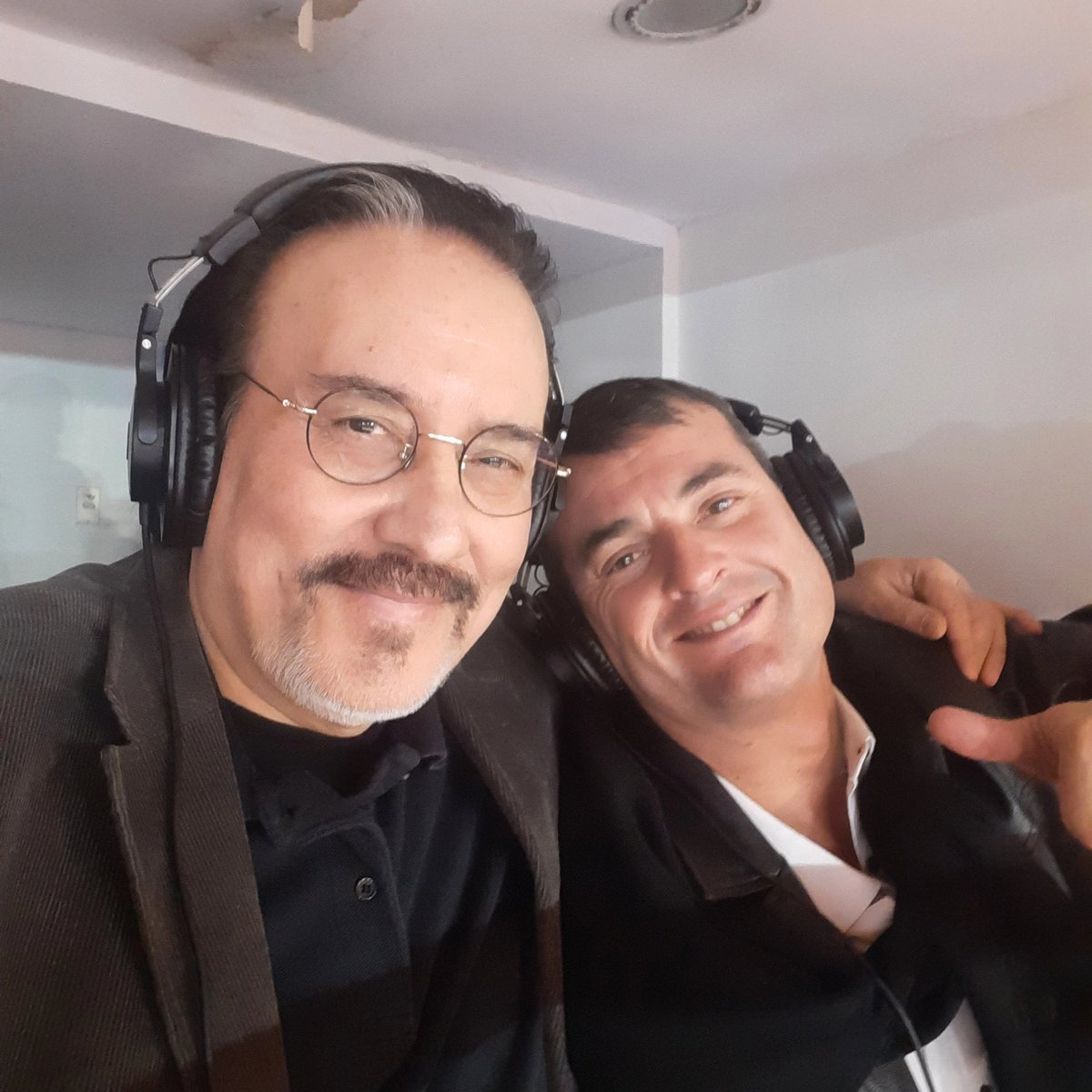 Con mi querido amigo Manú Córdova, coach de la roja del Básquetbol,  en la transmisión de radio ADN para la final de la Liga2 que pone al cacique nuevamente en la primera división del Básquetbol Chileno