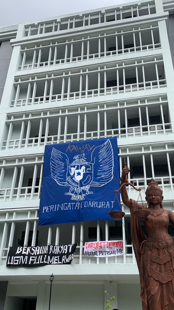 UGMMelawan's tweet photo. !!DARURAT!!
Indonesia sekarat, segera merapat ke Angkringan Darurat

#UGMFullMelawan
#PeringatanDarurat https://t.co/HFktU4Z6vG