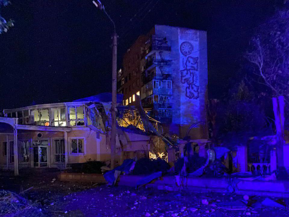 ❗️Russian forces launch a massive strike on a Kramatorsk hotel, Donetsk region, injuring at least 2 journalists and trapping another under rubble. 

Victims include reporters from Ukraine, the US, and the UK.