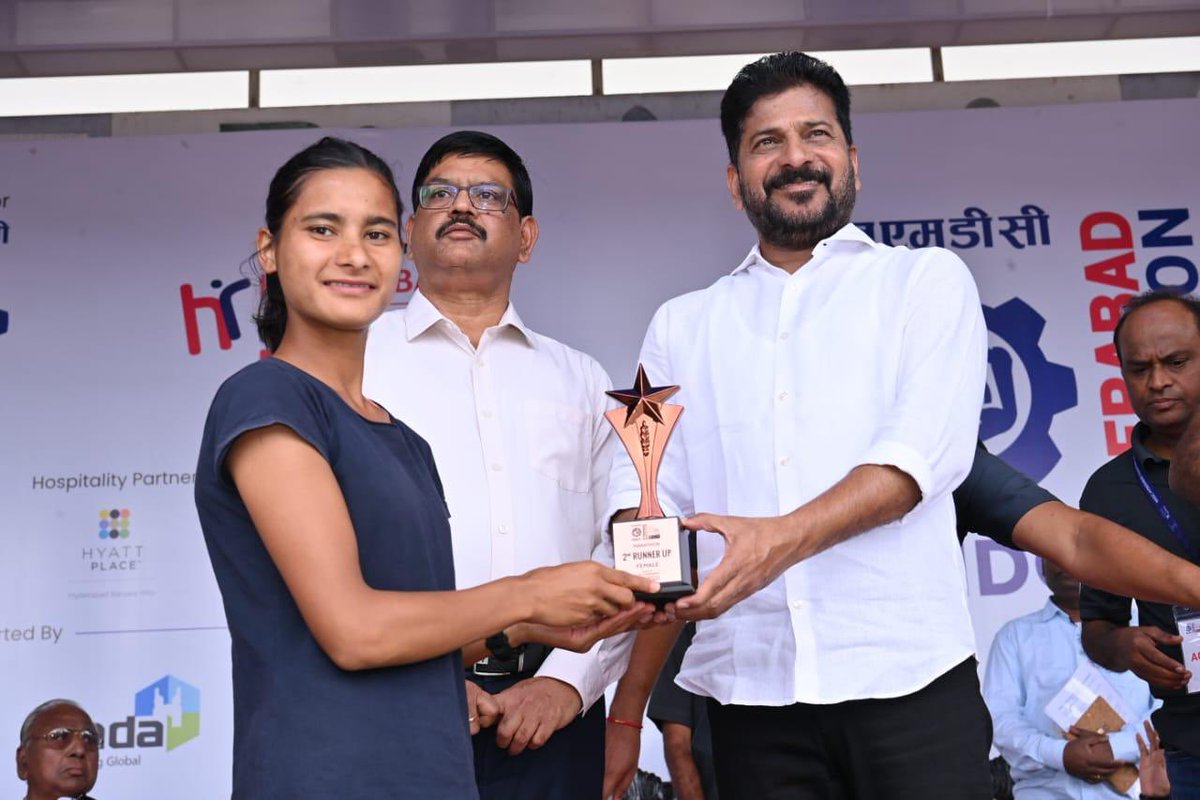 revanth_anumula's tweet photo. Participated in Hyderabad Marathon - 2024 awards ceremony.

We will encourage #Telangana to get medals in 2028 Olympics. Sports Village⁬ will be used again for sporting events.
We will start the #YoungIndiaSportsUniversity within the next academic year. https://t.co/gER6qpmyIc