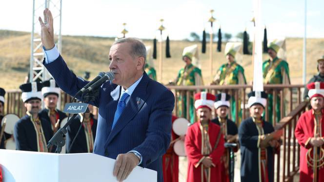 Anadolu’yu Bizlere Vatan Yapan #MalazgirtZaferi’nin 953. Yıl Dönümü Kutlu Olsun.

Sultan Alparslan Başta Olmak Üzere Bütün Kahraman Ecdadımızı Rahmet Ve Minnetle Yâd Ediyorum.

#Malazgirt1071
#AhlatRuhu

<a href="/RTErdogan/">Recep Tayyip Erdoğan</a> <a href="/Akparti/">AK Parti</a>
