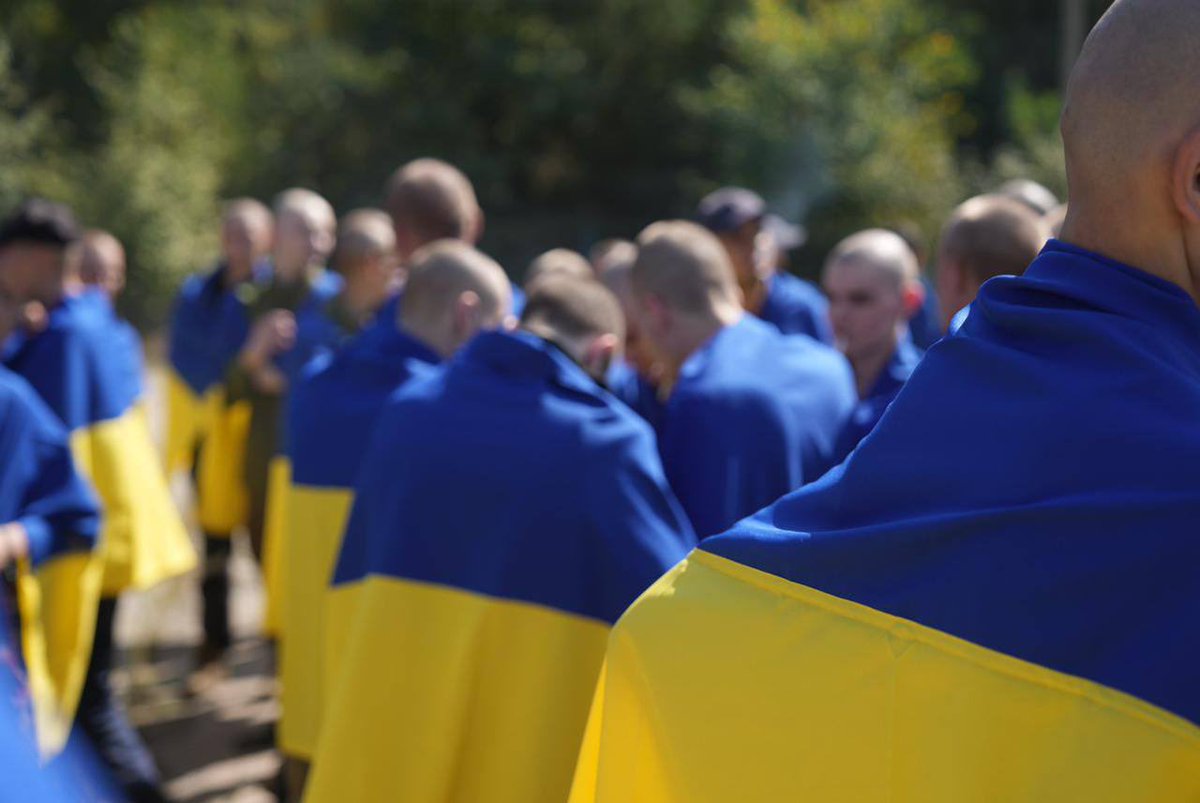 TVPWorld_com's tweet image. 🇺🇦 Over 100 Ukrainian soldiers have been released in a prisoner exchange with Russia facilitated by the United Arab Emirates (UAE). #Ukraine #Russia #PrisonerExchange 

📸 Photos: @ZelenskyyUa