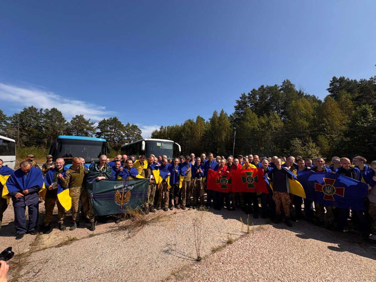 TVPWorld_com's tweet image. 🇺🇦 Over 100 Ukrainian soldiers have been released in a prisoner exchange with Russia facilitated by the United Arab Emirates (UAE). #Ukraine #Russia #PrisonerExchange 

📸 Photos: @ZelenskyyUa