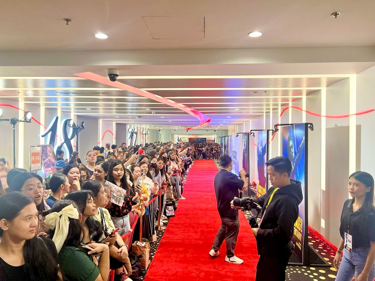 AranetaCity's tweet photo. Going hard like they’ll lose none! 💥✨💙

Happy to see our inaanaks back here in our zone to celebrate the premiere of ⚠️ #PAGTATAGTheDocumentary at #GatewayCineplex18, Level 4, #GatewayMall2.

Buy your tickets now at https://t.co/F7oFlakTu4

#CityOfFirsts #AranetaCity #SB19 https://t.co/SDF891CPA2