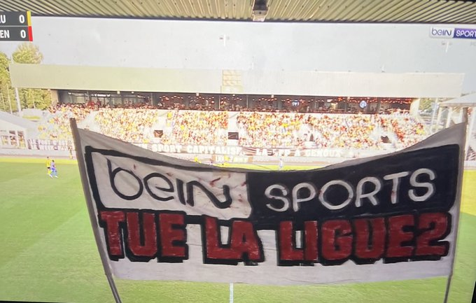 Crisis televisiva histórica en Francia con la Ligue 2.

▪️Ayer, antes del Lorient-Grenoble, 70 ultras del Grenoble atacaron un autobús de BeIN Sports por la mañana como protesta para que el canal qatarí devuelva la Ligue 2 a los fines de semana y no se jueguen los partidos los