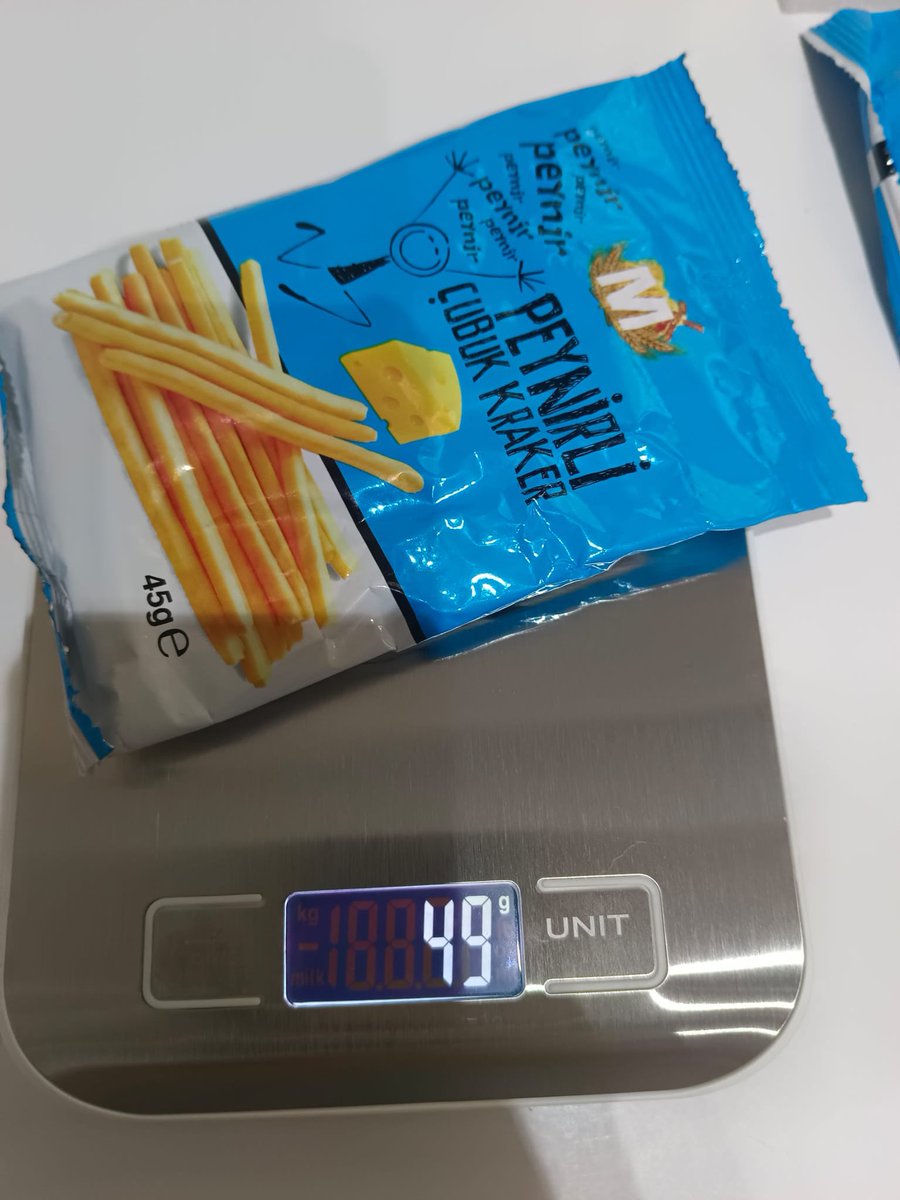 _tteki's tweet photo. Migros’un kendi markası olan peynirli çubuk krakerlerinden aldık. Eve geldiğimizde paketler arasında farklılık hissettik. 45 g paketler ve Sonuç!! @Migros_Turkiye https://t.co/6ZsiPKtLii