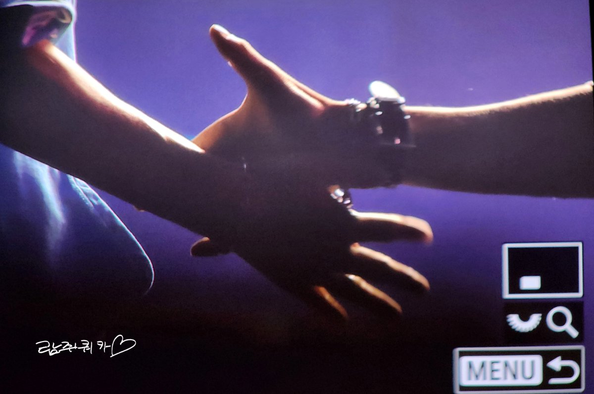 я не думаю о том, что сольная песня джисона называется "возьми меня за руку" и минхо каждый раз на соло стэйджах берется за его руку
и вы не думайте