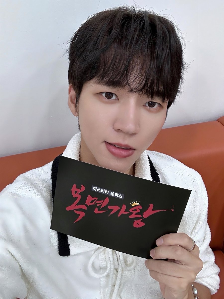 [📺]

잠시 후, 오후 6시 5분 ~
MBC <복면가왕>에 출연합니다💛

예리한 눈썰미와 날카로운 추리력으로
모두를 놀라게 할 판정단 '우현'과 본방사수🤙🏻

#남우현 #NAMWOOHYUN
#MBC #복면가왕
#빌리언스 #BILLIONS