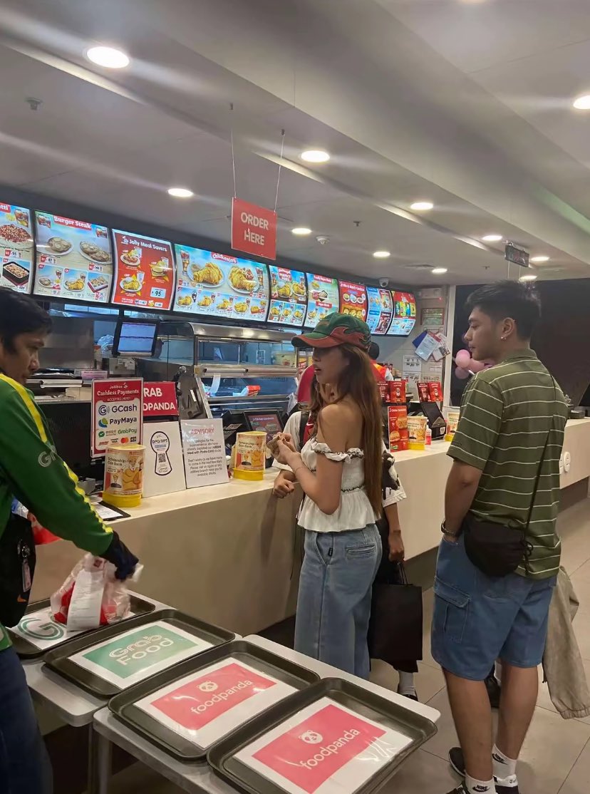 ITGIRLOI's tweet photo. why is this kinda funny ikaw yung nasa pc ikaw pa naubusan ng jollibini meal kawawa naman ang lucky na yan 😭 give her ten right now!!! https://t.co/P1TT7PBulB