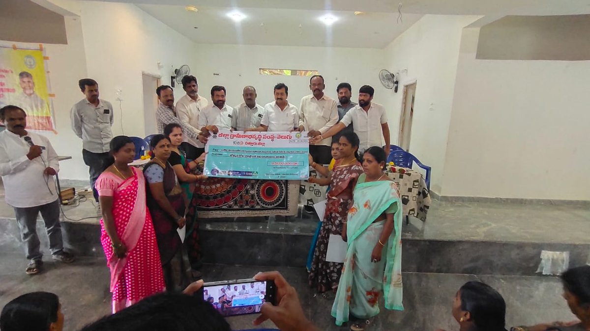 BjymShiva's tweet photo. మాన్ కి బాత్ కార్యక్రమంలో భాగంగా 
 వికోటలో NDA,అధికారులతో కలిసి వెలుగు సంఘ మిత్ర అద్వైరంలో మహిళలకి  దేశవ్యాప్తంగా PM,నరేంద్ర మోదీ గారు,CM,చంద్రబాబు గారు,పవన్ కళ్యాణ్ గారి ఆధ్వర్యంలో MSME,ముద్రలోన్, PMEGP, పథకాల లబ్ధి పై మహిళ సంఘాలకు తెలిజెయ్యడం
  శివ రాయల్
BJYM రాష్ట్ర కార్యదర్శి https://t.co/j1YB9ZaoYo