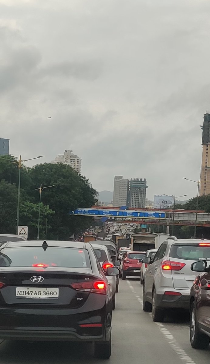 QueenofThane's tweet photo. Dear @TMCaTweetAway 
@MMRDAOfficial this traffic which starts at Majiwada Kapurbawdi and goes till Mulund Check Naka needs urgent attention, we cant let citizens waste time in traffic. #thane #mumbai https://t.co/6aDns7ZPvu