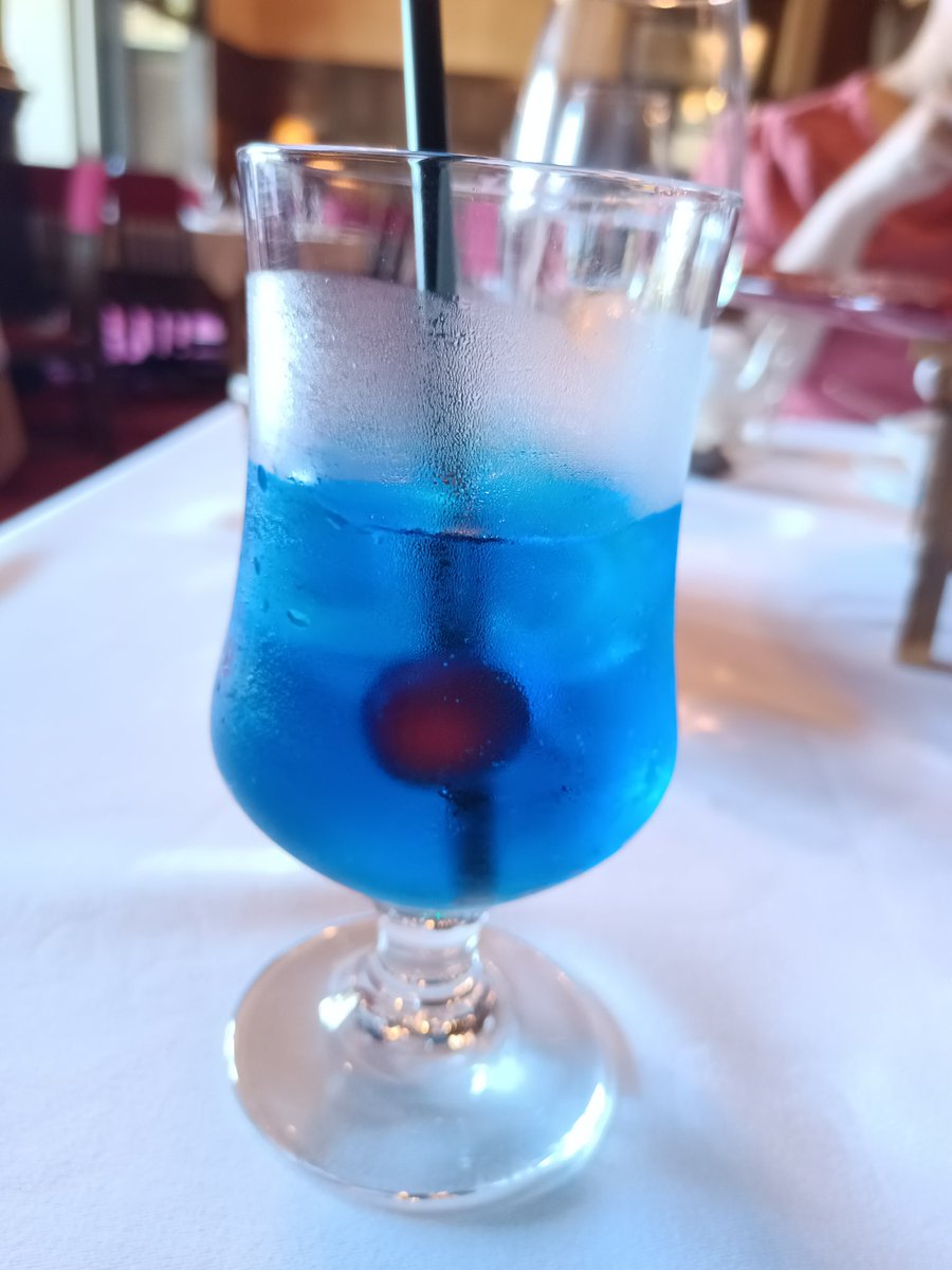 dandelion1533's tweet photo. 姉の飲んでるソーダがなんかドラえもんっぽい https://t.co/FROKdRvWzH