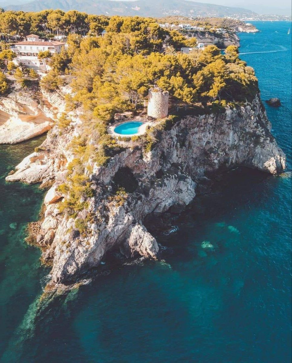 Les Balears tenen greus problemes d'aigua. Fabricar-la amb dessaladora és car i contamina. Tot i així, som incapaços d'aturar, en plena emergència climàtica, l'allau de xalets amb piscina. 5 noves cada dia. Ni una torre patrimonial se'n salva. 
arabalears.cat/societat/balea…