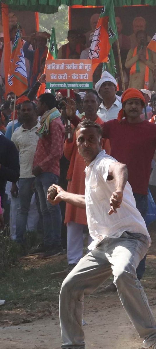 RavirajSanjay's tweet photo. ये भाजपा का त्रियाचरित्र है मुस्लिम को पत्थरबाज बताते हैं खुद पुलिसकर्मियों पर पथराव करते हैं। शर्म करो 
@HemantSorenJMM
जी 
#भाजपा_के_गुंडों_को_गिरफ्तार_करो
#भाजपा_के_गुंडों_को_गिरफ्तार_करो https://t.co/rBVcc5hCih