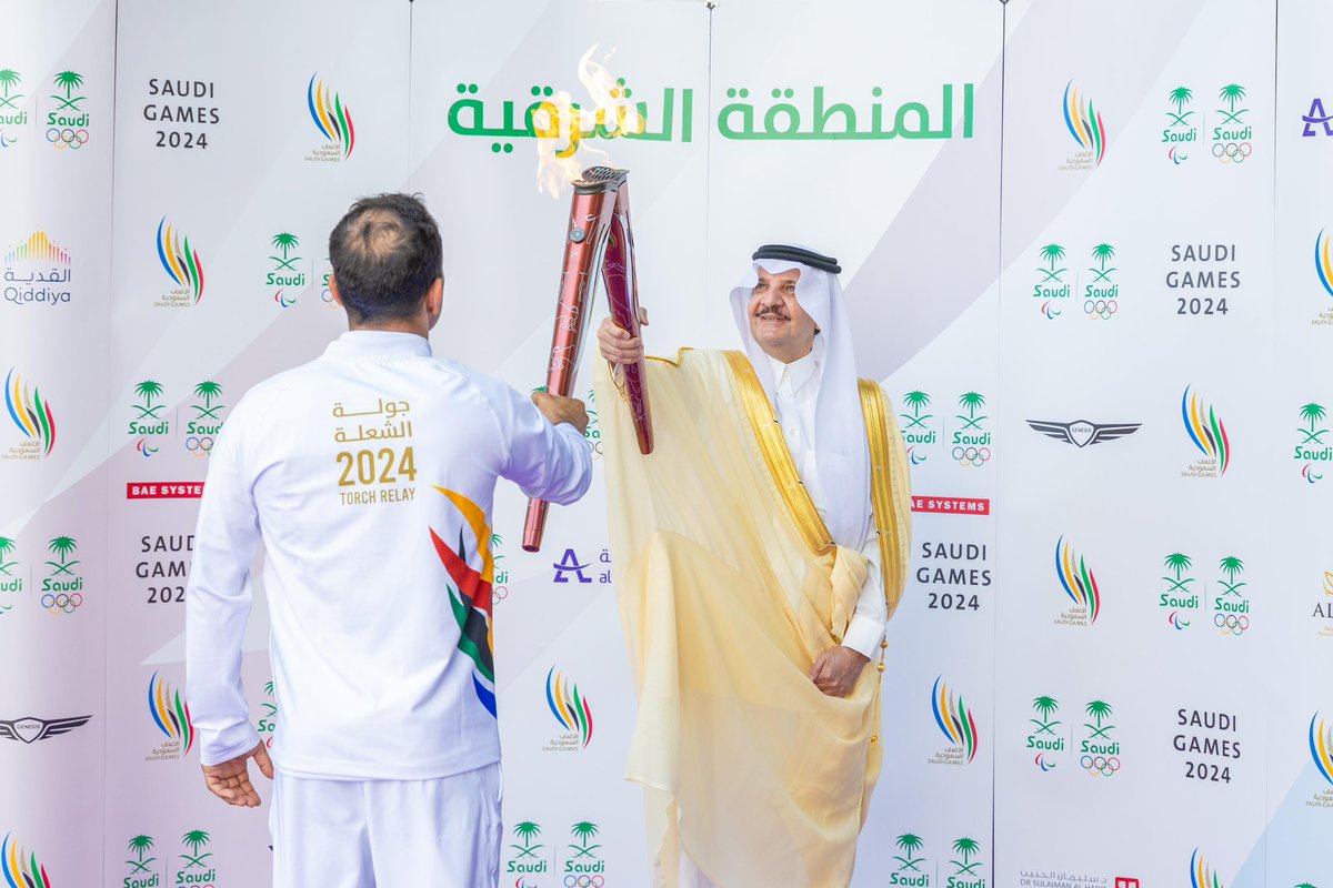emara_sharqia's tweet photo. وتسلم سمو أمير المنطقة الشرقية شعلة الدورة من اللاعب محمد آل مخلص حامل ذهبية بطولة العالم lBJJF 2021 للعبة الجوجيستو بالولايات المتحدة الأمريكية، وحامل ذهبية بطولة العالم lBJJF  للعبة الجوجيستو 2022 بالولايات المتحدة الامريكية دالاس وحامل ذهبية بطولة العالم lBJJF  للعبة الجوجيستو 2023 بالولايات المتحدة الامريكية لاس فيغاس وبطولة أبوظبي العالمية للجوجيستو World Master 2022، ومدرب ولاعب نادي القادسية للجوجيستو، وتناوب على حمل الشعلة في إمارة المنطقة الشرقية شيرين ابو الحسن نائب رئيس الاتحاد السعودي للتجديف وعضو في لجنة تطوير المرأة والشباب بالاتحاد الآسيوي للشباب وناشطة ورياضية مؤسسة فريق هايكنج رواسي اول فريق سعودي نسائي ٢٠١٧ لممارسة الهايكنج  وتسلقت العديد من القمم العالمية مثل كلمنجارو والبروس وفوجي والمخيم الرئيسي في إيفرست كامل والكثير من القمم الأوروبية ومشاركة في العديد من السباقات الجبلية والماراثونات .