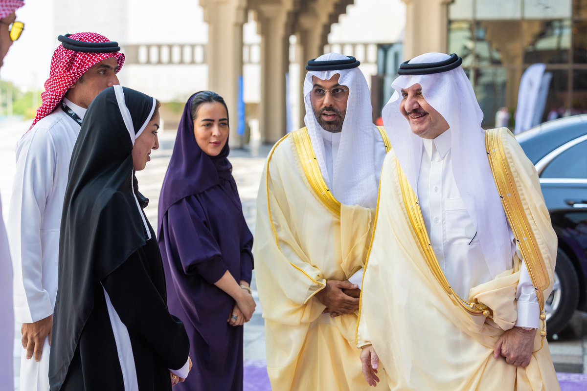emara_sharqia's tweet photo. وتسلم سمو أمير المنطقة الشرقية شعلة الدورة من اللاعب محمد آل مخلص حامل ذهبية بطولة العالم lBJJF 2021 للعبة الجوجيستو بالولايات المتحدة الأمريكية، وحامل ذهبية بطولة العالم lBJJF  للعبة الجوجيستو 2022 بالولايات المتحدة الامريكية دالاس وحامل ذهبية بطولة العالم lBJJF  للعبة الجوجيستو 2023 بالولايات المتحدة الامريكية لاس فيغاس وبطولة أبوظبي العالمية للجوجيستو World Master 2022، ومدرب ولاعب نادي القادسية للجوجيستو، وتناوب على حمل الشعلة في إمارة المنطقة الشرقية شيرين ابو الحسن نائب رئيس الاتحاد السعودي للتجديف وعضو في لجنة تطوير المرأة والشباب بالاتحاد الآسيوي للشباب وناشطة ورياضية مؤسسة فريق هايكنج رواسي اول فريق سعودي نسائي ٢٠١٧ لممارسة الهايكنج  وتسلقت العديد من القمم العالمية مثل كلمنجارو والبروس وفوجي والمخيم الرئيسي في إيفرست كامل والكثير من القمم الأوروبية ومشاركة في العديد من السباقات الجبلية والماراثونات .