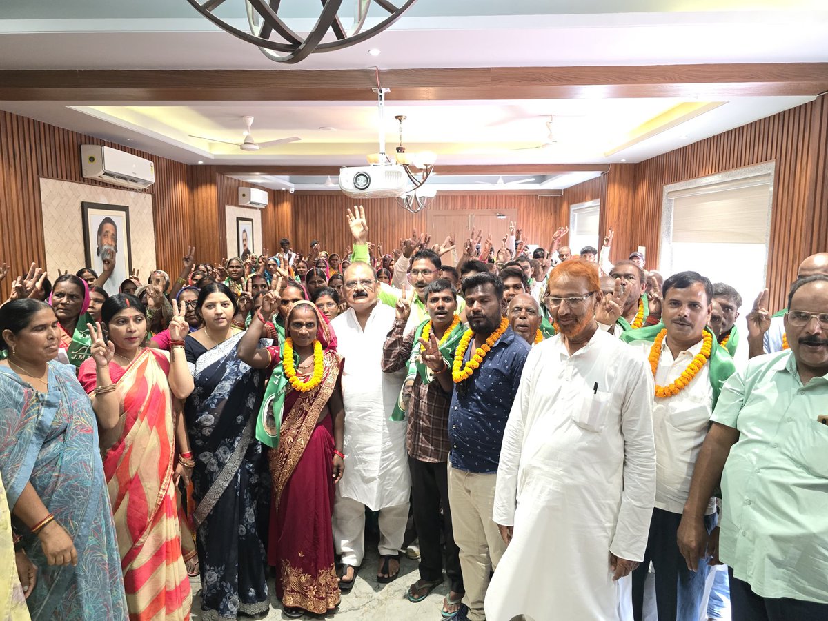 MithileshJMM's tweet photo. JMM पर जन-जन को विश्वास, जन-जन का है साथ!

आज गढ़वा आवास पर गढ़वा प्रखंड के पिपरा पंचायत के गांगी कला से बड़ी संख्या में लोगों ने भाजपा छोड़कर झारखंड मुक्ति मोर्चा की सदस्यता ग्रहण की।

आप सभी का झामुमो में हार्दिक अभिनंदन एवं स्वागत है। आप सभी के साथ आने से पार्टी को मजबूती मिली है।

झारखंड मुक्ति मोर्चा जिंदाबाद!

@HemantSorenJMM @JmmJharkhand
