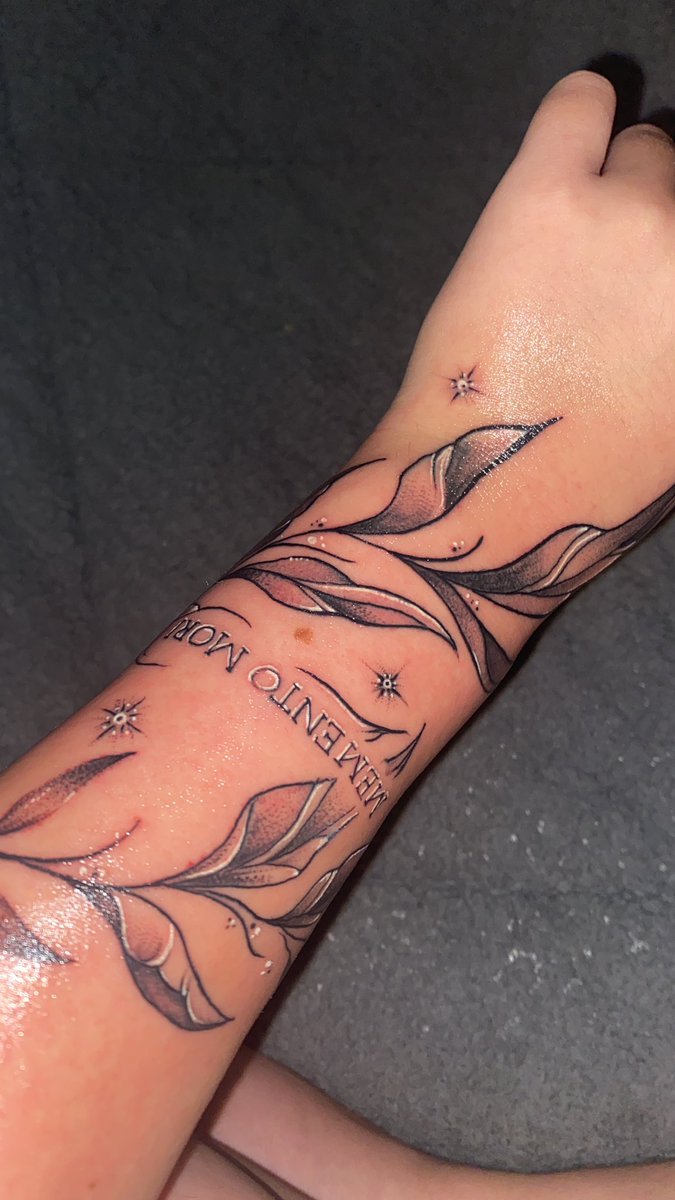 ExpHta's tweet photo. VAMOS DE TATTO HAUL

Estilo: New Old School 

Significado: Memento Mori, “lembre-se da morte” ou “lembre-se que é mortal”. 

Viva! A finitude da nossa vida é morrer um dia, você tem apenas uma
chance de fazer tudo oque puder. https://t.co/fAlckuI6Sm