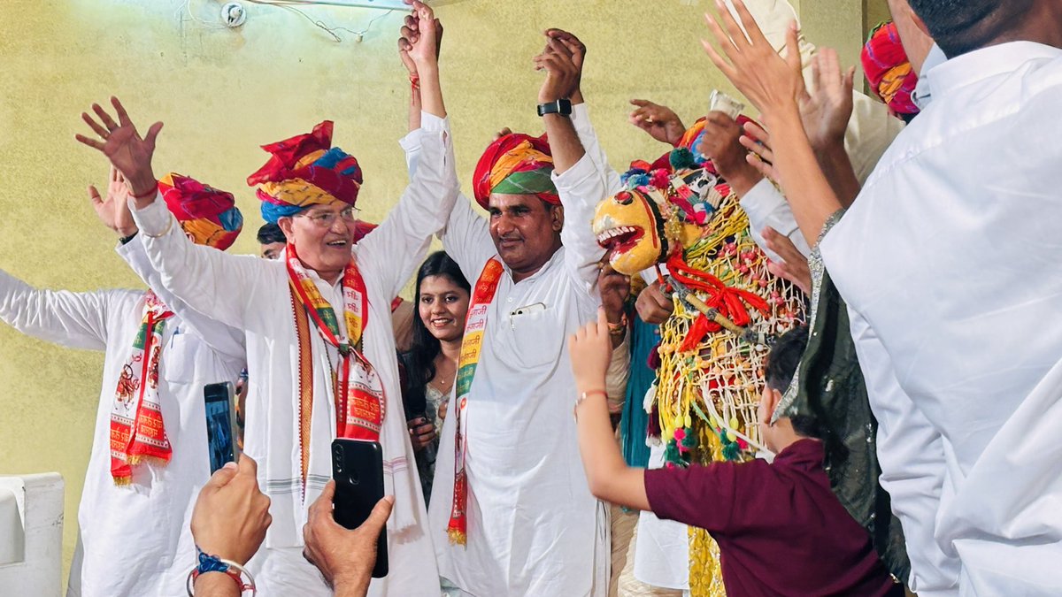 meelrajaram's tweet photo. जय जवान - जय किसान, जाट बलवान - जय भगवान

आज हमारे जाट समाज जिला जयपुर ग्रामीण, राष्ट्रीय जाट महासभा (भारत) के तत्वावधान में आयोजित 2024 जिला स्तरीय प्रतिभा व भामाशाह सम्मान समारोह चोमू में सफलता पूर्वक संपन्न हुआ। इस भव्य आयोजन में समाज के विशिष्ट व्यक्तियों और प्रतिभाओं से मिलना हुआ और कई मेधावी छात्रों एवं भामाशाहों का सम्मान किया गया।

मैं सभी प्रतिभाशाली छात्रों और भामाशाहों को दिल से बधाई देता हूँ। आपके उत्कृष्ट प्रदर्शन और समर्पण ने समाज को गौरवान्वित किया है। आपके इस सफर में मैंने जो प्रगति देखी है, उससे मैं अत्यंत प्रसन्न हूँ। 

समाज को इस तरह आगे बढ़ते हुए देखना मेरे लिए गर्व की बात है। सभी अतिथियों, आयोजकों, और समाज के सदस्यों का हार्दिक धन्यवाद एवं आभार व्यक्त करता हूँ। आपकी मेहनत और समाज की एकजुटता से हम और ऊँचाइयों को छुएंगे।

एकता का संदेश, समाज का विकास।

#राष्ट्रीयजाटमहासभा #जाटसमाज #समारोह #सम्मान #शुभकामनाएँ #जयपुर
