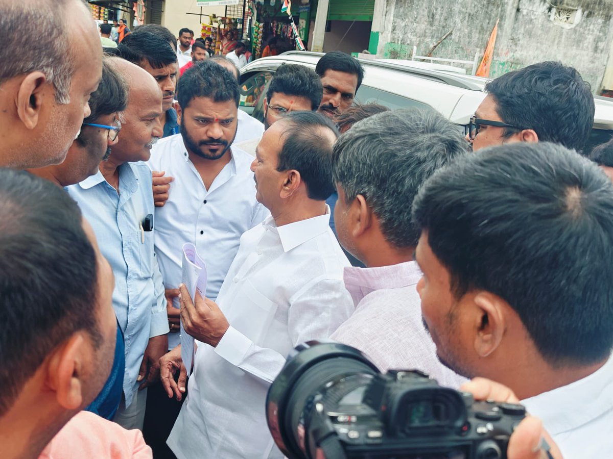 CorporatorSPR's tweet photo. ఈరోజు వక్ఫ్ బోర్డు సమస్యపై MP ఈటల రాజేందర్ గారిని కలవడం జరిగింది. MP గారు స్పందిస్తూ కేంద్ర ప్రభుత్వం వేసిన జాయింట్ పార్లమెంటరీ కమిటీ దృష్టికి ప్రత్యేకంగా తీసుకెళ్తా అని తెలపడంతో పాటు తను కూడా ప్రత్యేక చొరవతో ఈ సమస్య పరిష్కారం కోసం కృషి చేస్తానని తెలపడం జరిగింది.
#WakfHatao https://t.co/vMVgdAhJP0