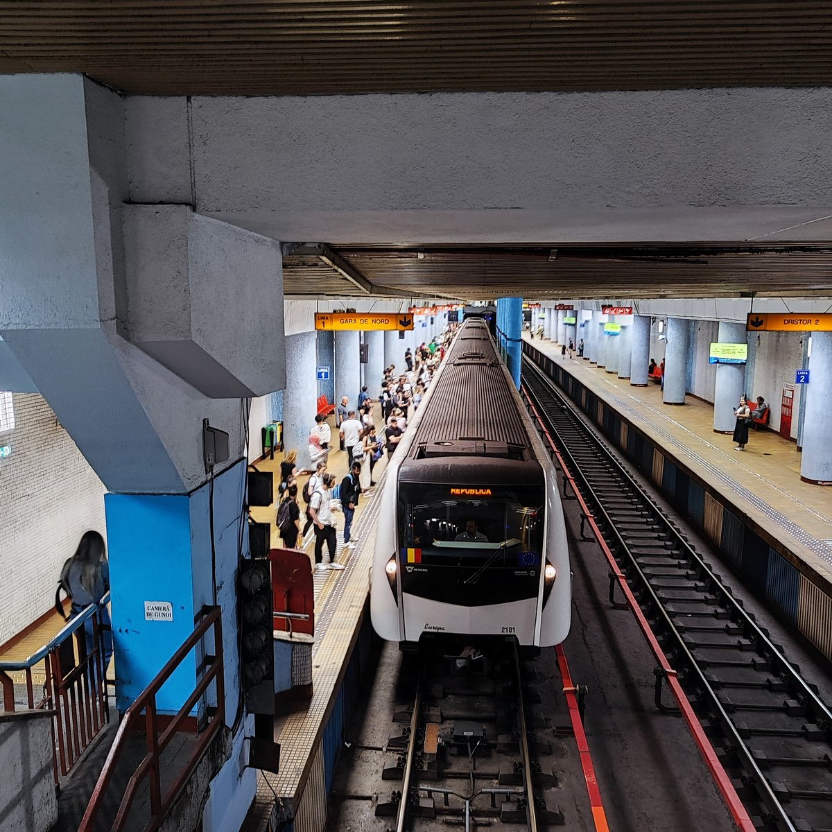 maneamihai2000's tweet image. Breaking News: Man Falls onto Metro Tracks at Piața Unirii #Romanianews #metrorex #metro - nineoclock.ro/2024/08/25/bre…