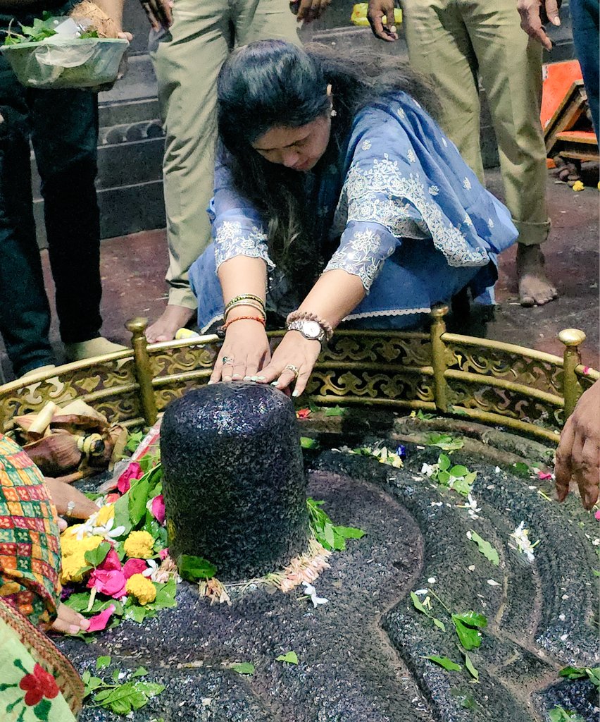 Pankajamunde's tweet photo. श्रावण मासानिमित्त आज बारा ज्योतिर्लिंगांपैकी एक असलेल्या वेरूळ (छ. संभाजीनगर) येथील श्री घृष्णेश्वराचे मनोभावे दर्शन घेतले.

#Ghrushneshwar #Jyotirlinga #घृष्णेश्वर https://t.co/uymHCIA21k
