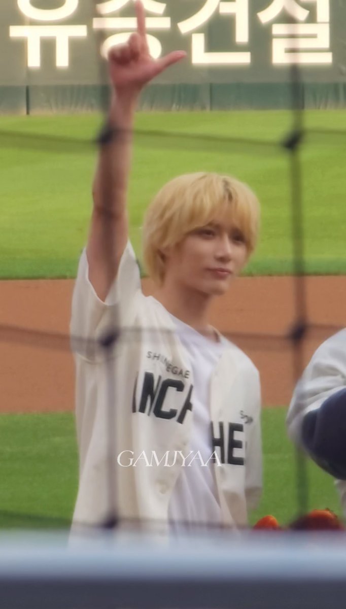 Gamjyaa_'s tweet photo. 240825 #범규 #BEOMGYU

시구하고나서 들어갈 때 뿌듯해하는 표정 봐 ㅋㅋㅋ https://t.co/GI58AVFzgm