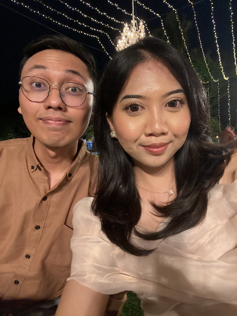 skycapturer's tweet photo. My complexion thru the day

Pic 1 otw acara holy matrimony
Pic 2 plgnya mungkin stlh 3-4 jam, keliatan bgt oily nya 
Pic 3 balik hotel ganti baju doang, kagak mandi (😓), retouch dikit doang
Pic 4 malemnya stelah 12 jam makeup 

Not bad padahal muka lg byk2 nya jerawat😢😢😢 https://t.co/MmdugswDe0
