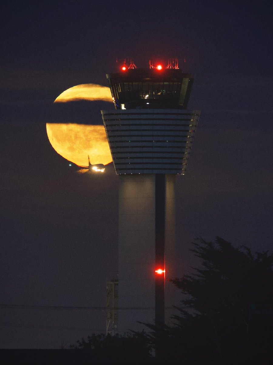 DublinAirport's tweet photo. Even the moon can't resist a night flight over Dublin! 🌕✈️

Thanks @skinnypixels for sharing this amazing 📸 https://t.co/ZaSq6SwUWj