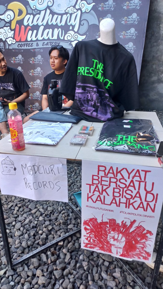 MadcluriRecords's tweet photo. Melapak di MMF (@merch_fest) Banjarnegara kemarin siang hingga malam. 👀

@KolektifPncrb https://t.co/d35pgHRCE4
