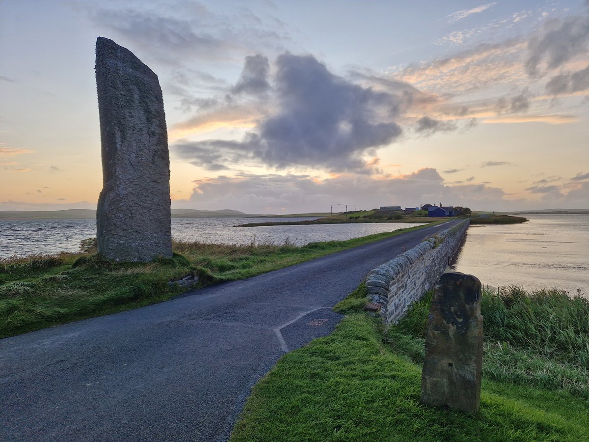 Durotrigesdig's tweet image. The Watchstone #Orkney

Originally 1 of 2, this #Neolithic monolith, to the NW of the Stones of Steness (at the point where Steness and Harray lochs meet), now stands alone

Today it is quietly observing the backfill @NessofBrodgar dig

📷 Late Aug 2024

#StandingStoneSunday