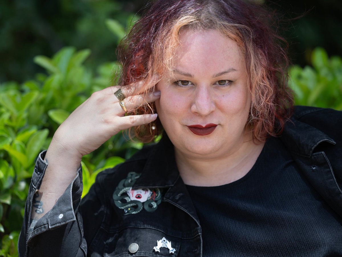"La mala costumbre" es belleza y brutalidad. Hay tanta fragilidad, tanto poder, tantísima literatura en esto que ha escrito Alana S. Portero... La sociedad está en deuda con las voces silenciadas de todas las Alanas de este mundo. Gracias @VelvetMolotov por un corazón tan grande.