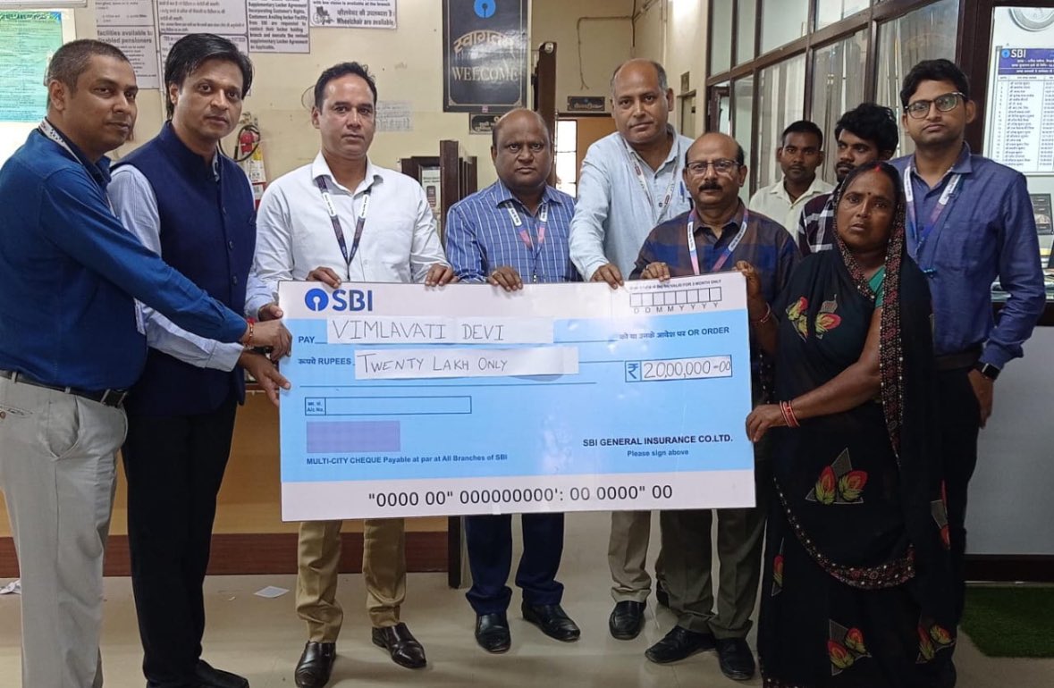CGMSBILuc's tweet photo. @sbigeneral के दुर्घटना मृत्यु बीमा के तहत @TheOfficialSBI,करौंदा मसीना शाख़ा के खाता धारक स्वर्गीय कपिल जिनकी दुर्भाग्यपूर्ण मृत्य का हमें अत्यन्त खेद है, के नॉमिनी श्रीमती विमलावती को ₹20 लाख का चेक प्रदान किया गया। @UPGovt @myogioffice @GovernorofUp https://t.co/xTUQnguRIg