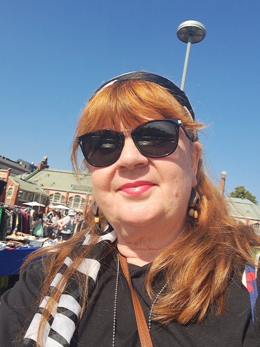 Rituleix's tweet photo. Wou mikä ilma 🌞 Hietsun kirppistä tsekkaamassa. Bongattu yksi julkkiskirjailija. #kirppiksellä #Hietsu #Helsinki #hellettä https://t.co/exvLchJ4hw