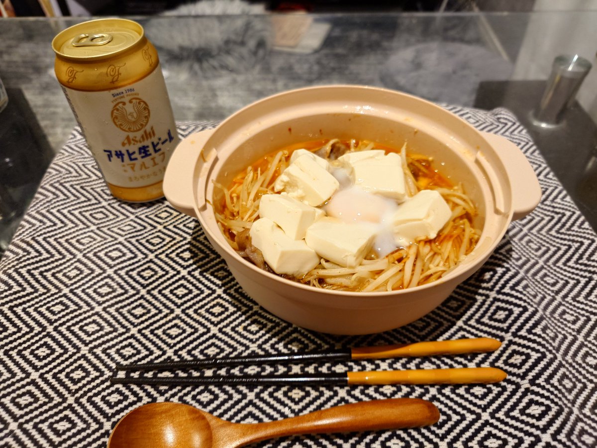 saya___tsu's tweet image. 今日もお疲れ様です☺️
今日は１人レンジ鍋で乾杯🍻
#お酒好きな人と繋がりたい 
#日本酒好きな人と繋がりたい 
#晩酌
#Twitter晩酌部