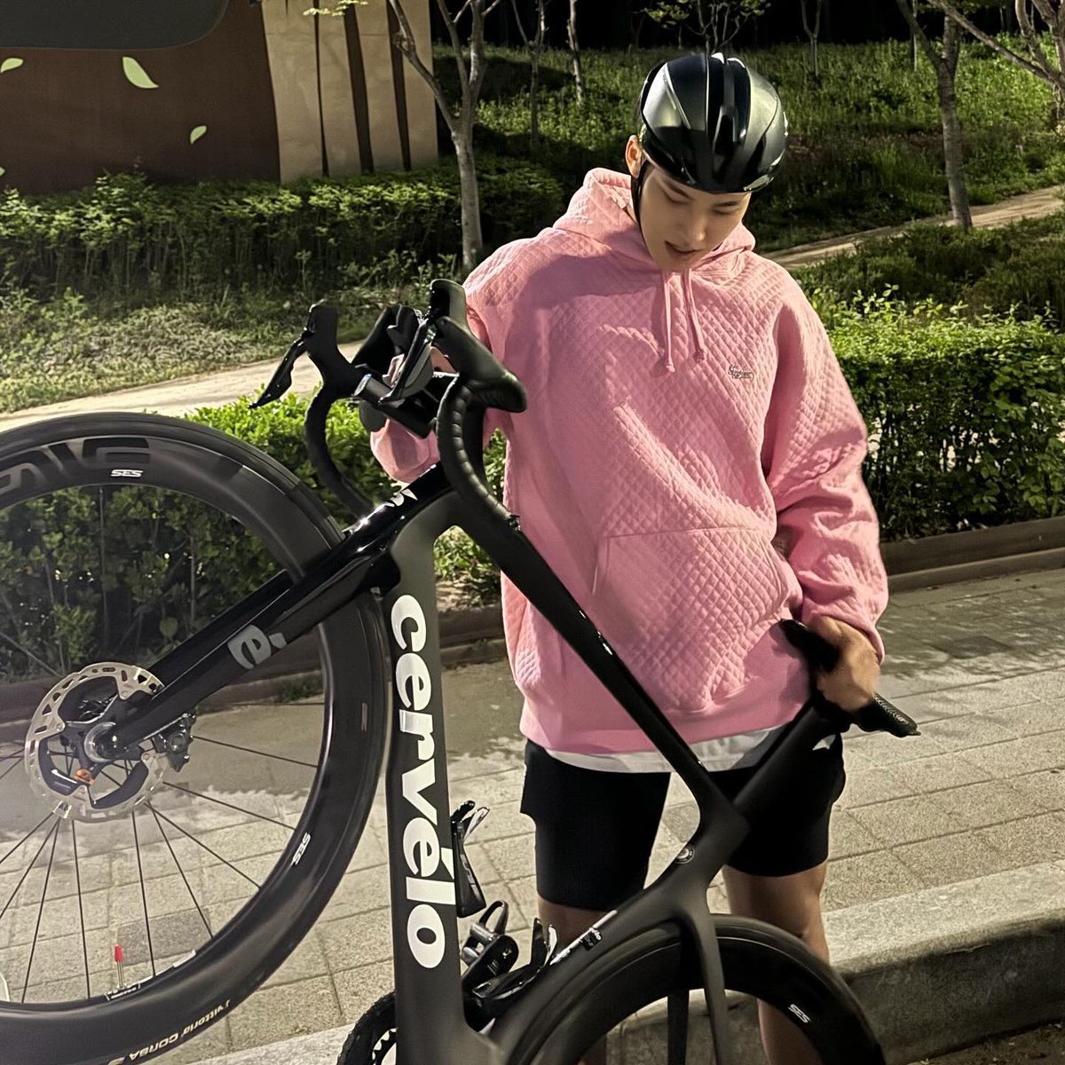 wonukd's tweet photo. no amount of babygirlism can make this person less boyfriend https://t.co/csu6DupKQI
