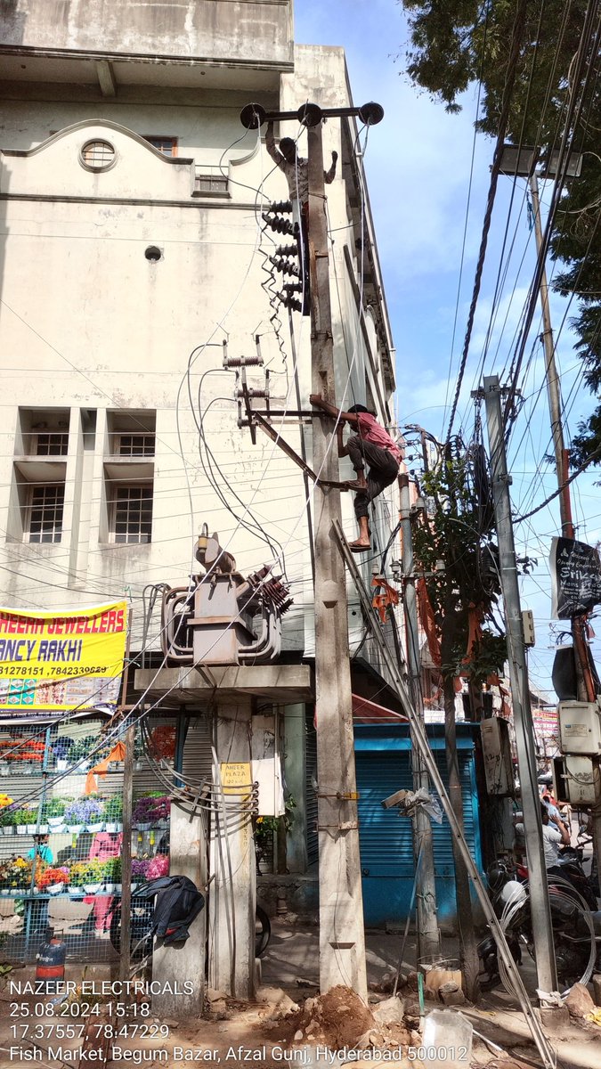 Md_Azeem's tweet photo. @tgspdcl 
Replacement of damaged DP structure pole by erection of new 9.1mt PSCC pole in Begum Bazar Section https://t.co/Rj7jTEYq6z