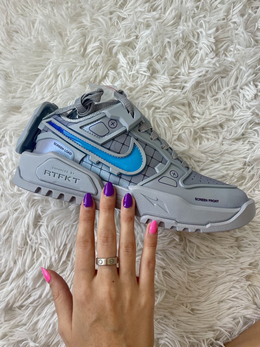 Stacksybtc's tweet photo. My ex is better than yours 😉

I casually mentioned how much I’d love the Genesis Dunk @Nike x @RTFKT sneakers when we were still together. 

Today, two pairs of these beauties showed up at my doorstep. 😍👟

Does anyone want to swap one pair for the “Void” pair in 38 EU size?

#RTFKT #NikeDunk #NIKE