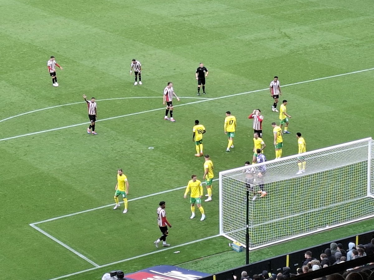 lisa5gavin's tweet photo. Carrow road, sat in top tier of Barclay end for first time. 💛💚💛💚 https://t.co/Zjghytb9f3