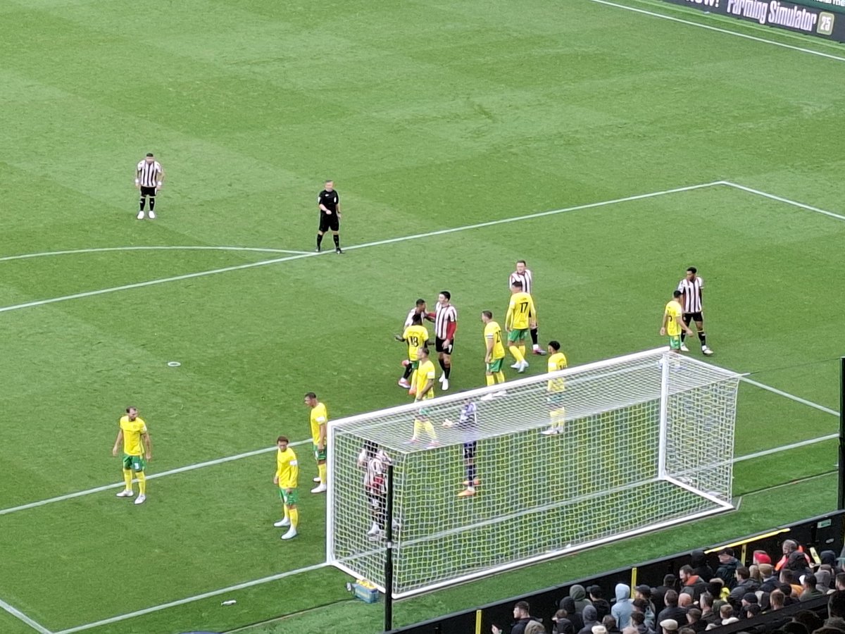 lisa5gavin's tweet photo. Carrow road, sat in top tier of Barclay end for first time. 💛💚💛💚 https://t.co/Zjghytb9f3