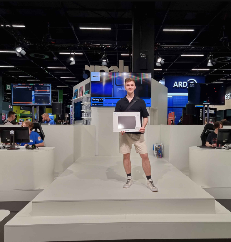 Unser Valorant Spieler <a href="/DaNy01VAL/">dan</a> hat auf der <a href="/gamescom/">gamescom</a> beim <a href="/PulsarGears/">Pulsar Gaming Gears</a> Stand ein Mauspad und eine Maus gewonnen!🔥

In der <a href="/KovaaKs/">KovaaK's</a> Challenge konnte er sich gegen seinen Rivalen durchsetzen! 💪

Glückwunsch! 🐻‍❄️

#VALORANT #ValoGuardians