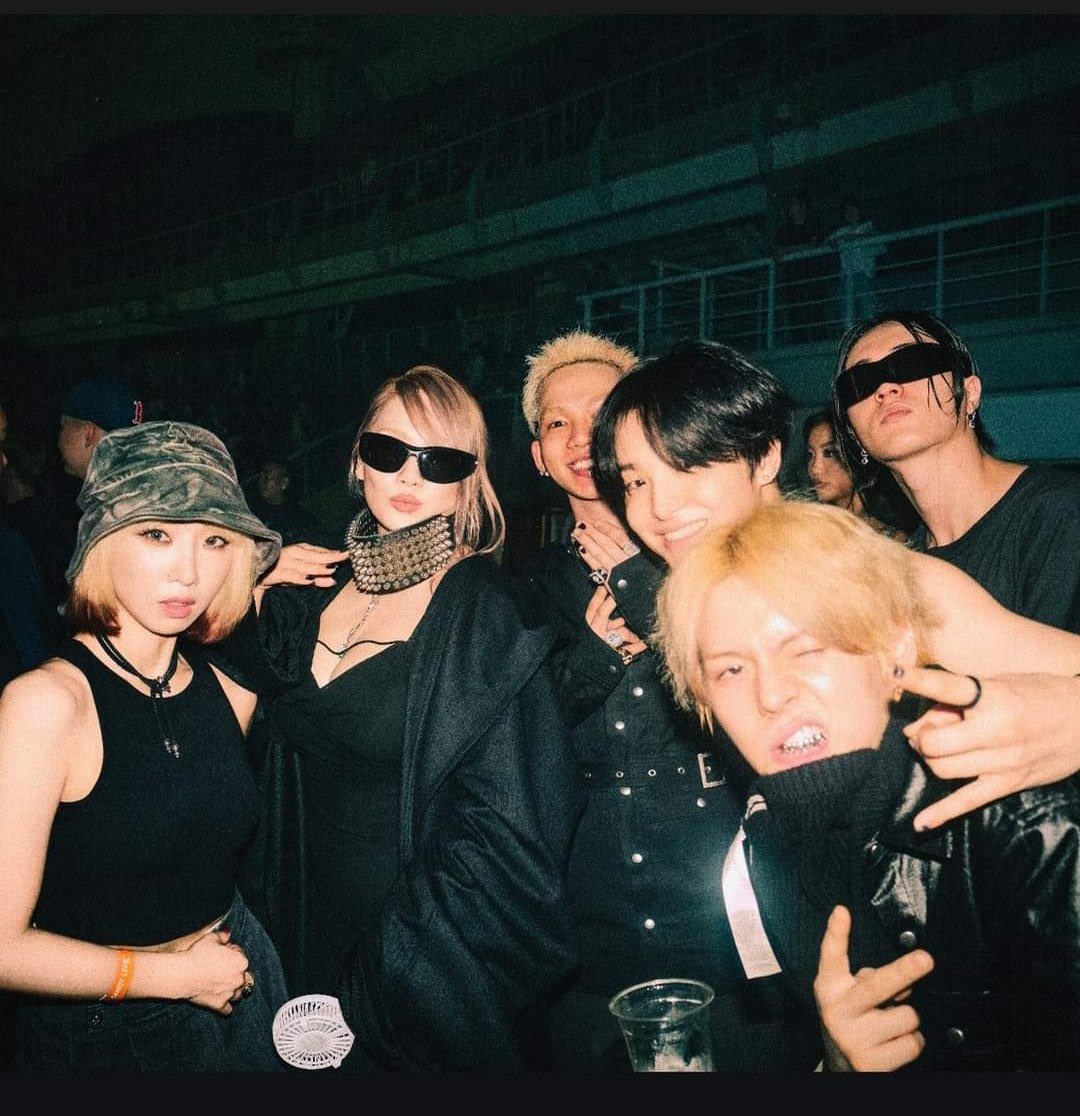 YGENTHUSIAST's tweet photo. #2NE1 CL AND MINZY with #TREASURE Jihoon Hyunsuk Haruto Yoshi 🩵🩵🩵

MINI 2NESURE CRUMBS YG FAMILY ✊🩵

@GlobalBlackjack @treasuremembers https://t.co/eRffEaMkmX