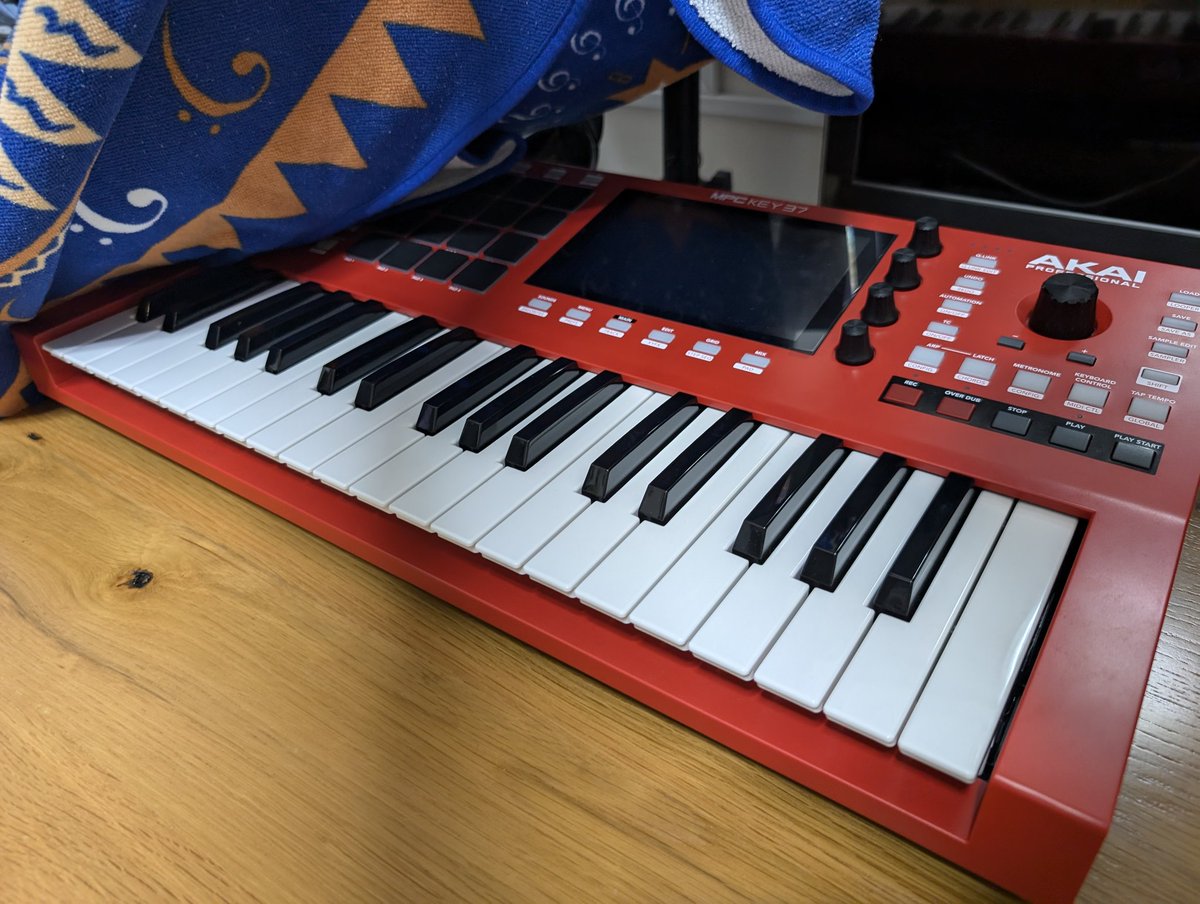 KIDDOS_HTB's tweet photo. 実際にこの夏に始めた"やりたかったこと"はけん玉の後ろのコイツ………MPC KEY37で完全スタンドアローン(これ一台)でビートメイク!全くやったことの無いことにチャレンジするのは頭爆発しそうになるけどめちゃ楽しい!🤯🔥🎶 #MPCKEY37 https://t.co/9VmKrPCBQg