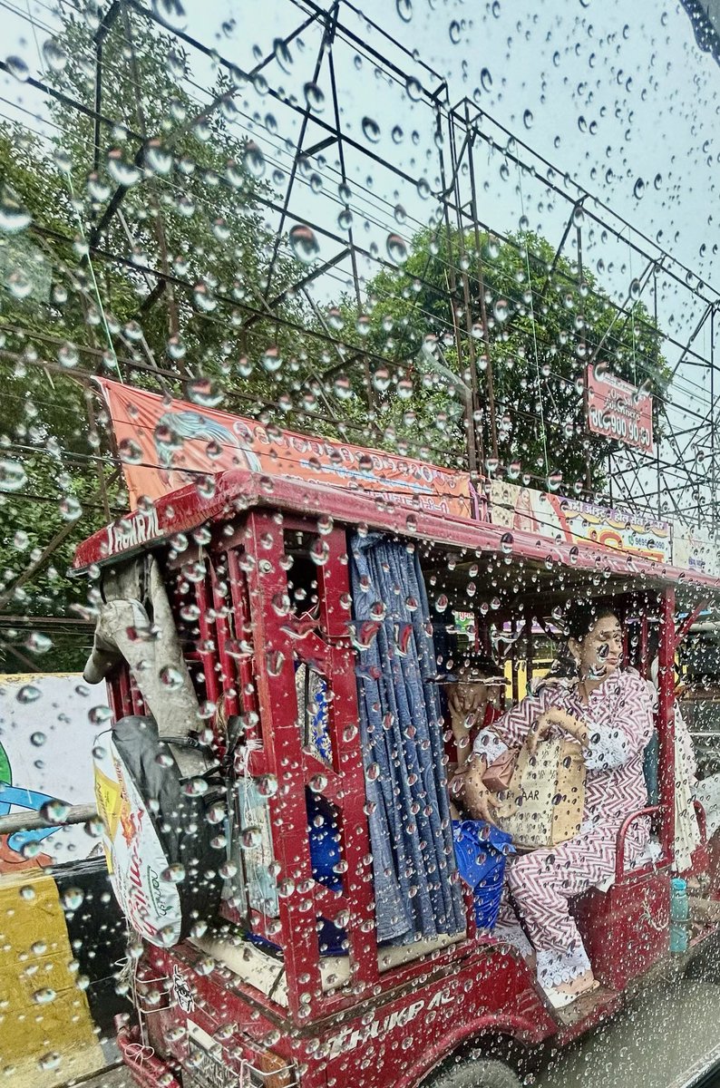 veesin's tweet photo. The rain https://t.co/zAvhfnyVgX
