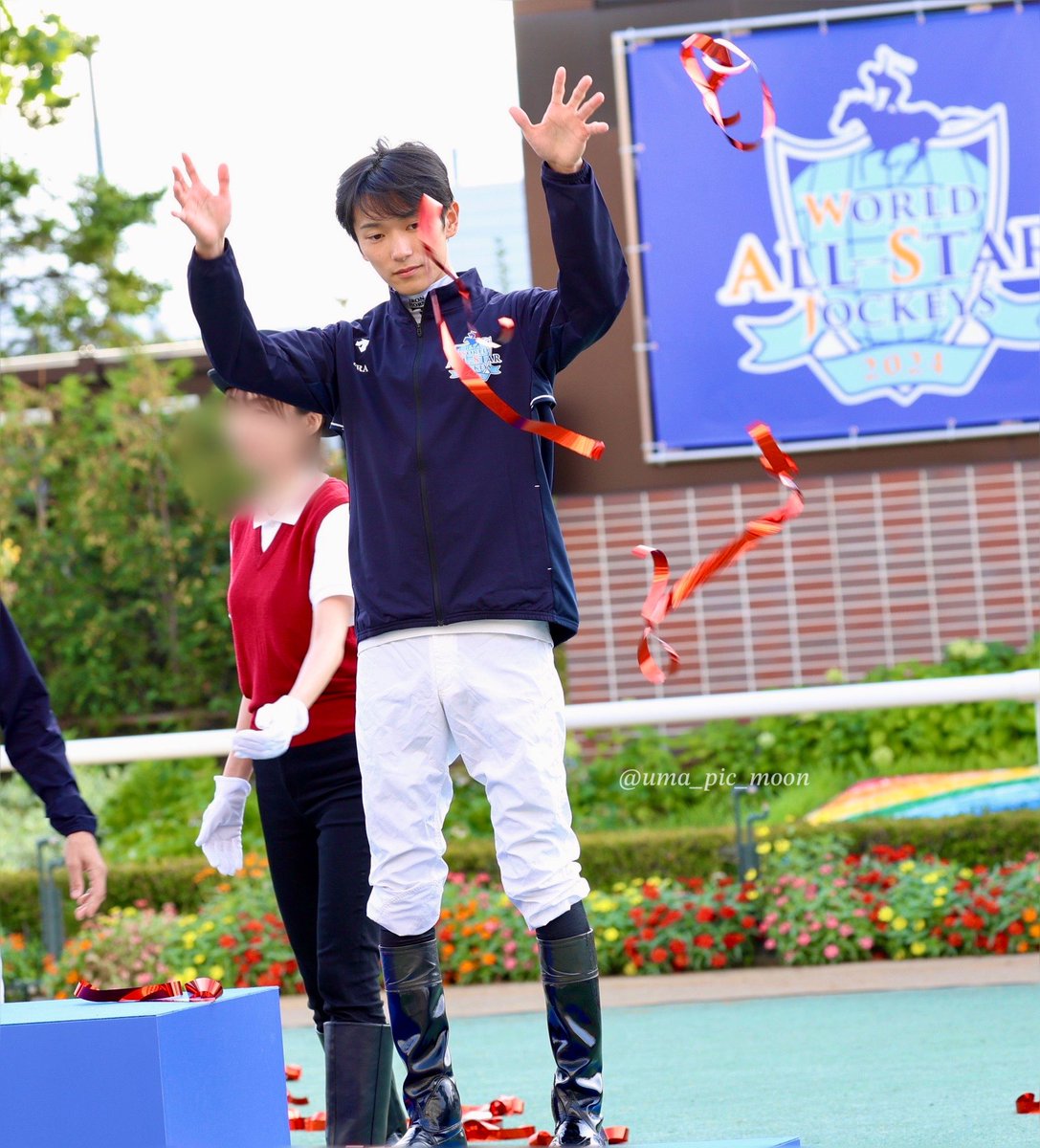 uma_pic_moon's tweet photo. 2024.8.25.札幌競馬場
WAJS表彰式

坂井瑠星騎手

飛んできた銀テープで遊んでました(笑)

#札幌競馬場
#WAJS
#坂井瑠星 騎手 https://t.co/RdYIryR9C5