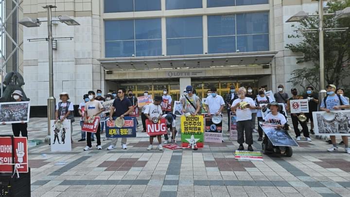 At Ulsan in South Korea, Led by Daegu monk and pro-democracy Burmese joined demonstration to overthrow the #MilitaryDictatorship on Aug25.

#AgainstConscriptionLaw                 
#2024Aug25Coup  
#WhatsHappeningInMyanmar